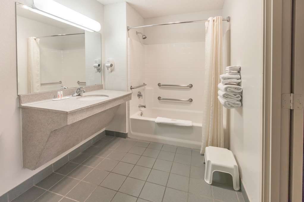 Отель Super 8 By Wyndham Arlington East Номер фото